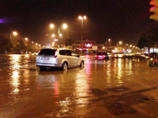 Constanţa, sub teroarea ploilor torenţiale: maşini abandonate în stradă, drumuri şi case inundate